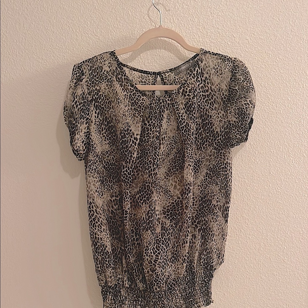 (3 for $19) Entry Leopard Print open back Blouse. Size small